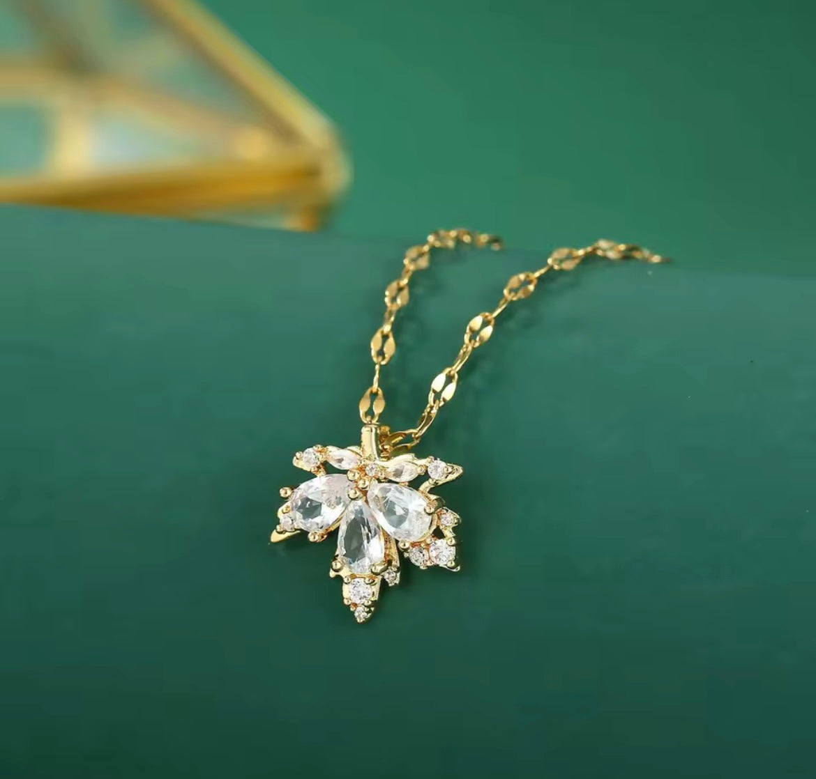 Set di gioielli in foglia d'acero celeste 2025 Regalo di Natale Ipoallergenico titanio acciaio rame lega collana orecchini